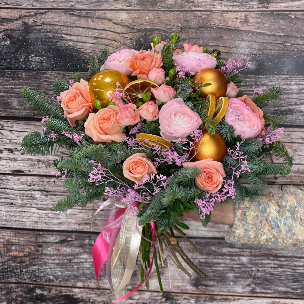 Ароматная ель нобилис и ранункулюсы в букете "Зимняя фея"