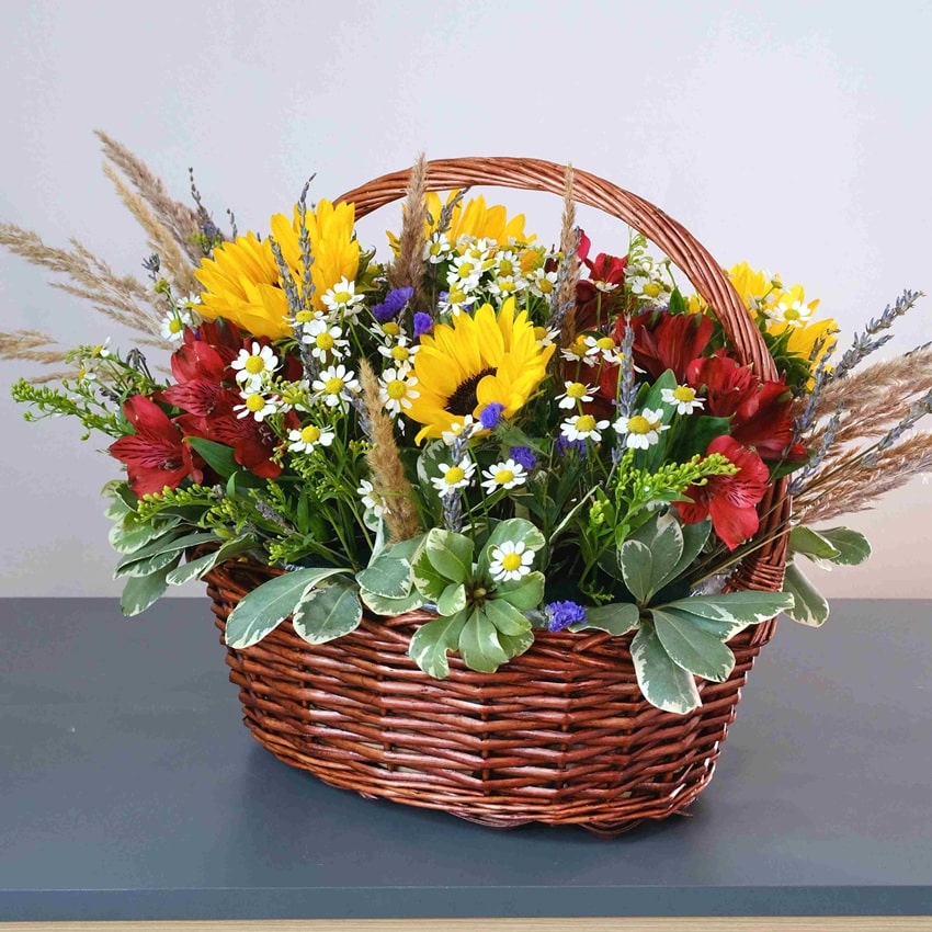 Корзина с подсолнухами "Летний вечер"