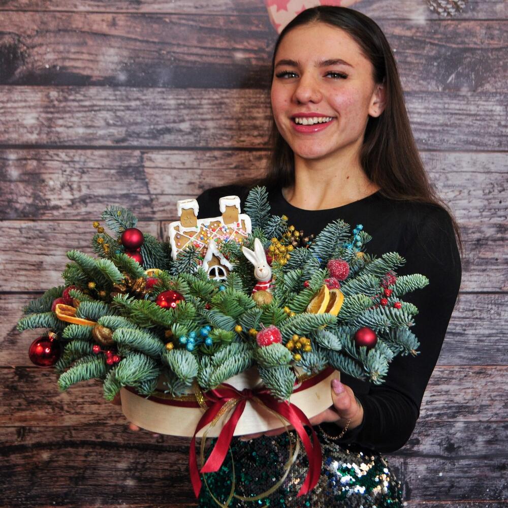 Яркий новогодний букет из нобилиса «Пряничный домик»