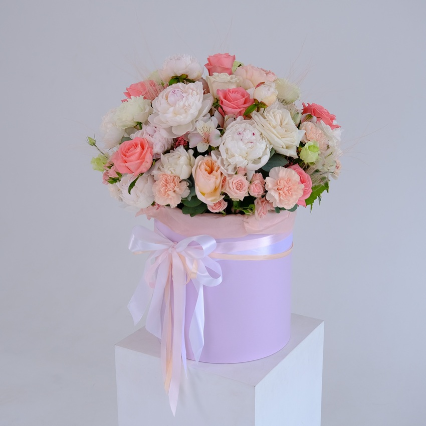 Белые пионы и розы в большой коробке "Океан Любви"