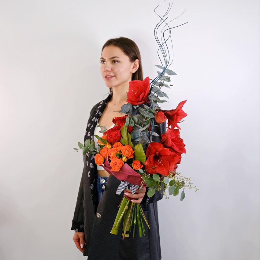 Вертикальный букет с амариллисами и розами. Мужской бизнес букет