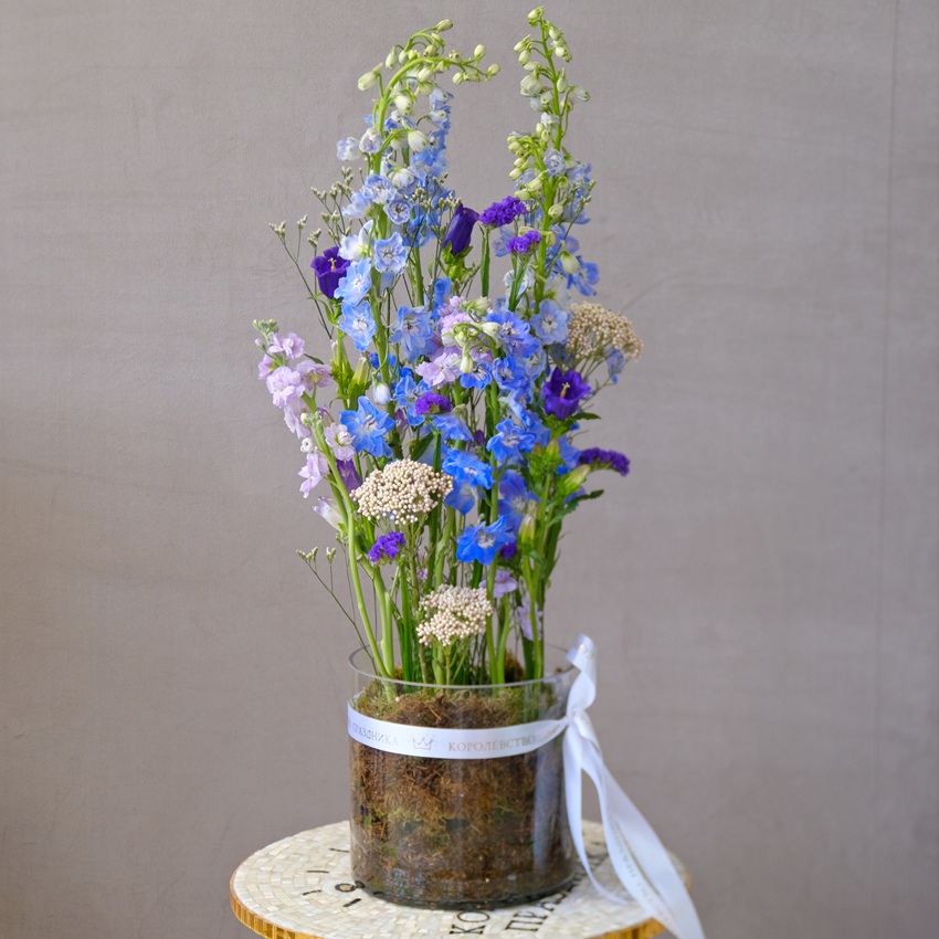 Букет в вазе. Дельфиниум и колокольчики в композиции "Сны Океана"