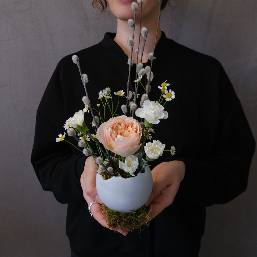 Яйцо пасхальное с живыми цветами: верба, ароматная роза и ромашки