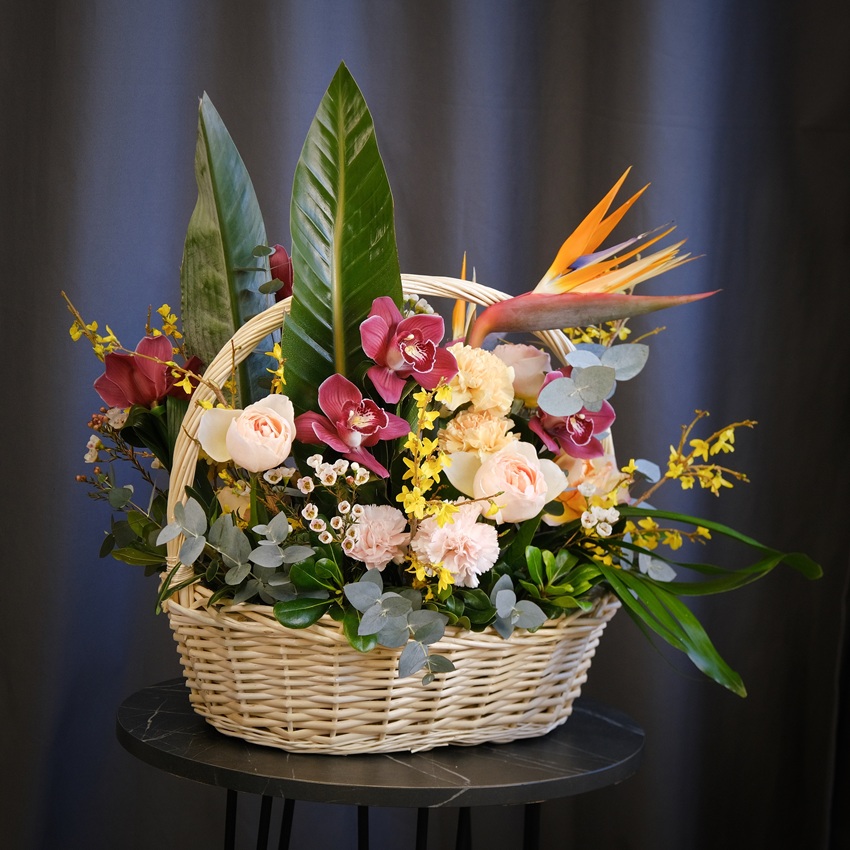 Корзина с экзотическими цветами "Императрица": орхидеи, стрелиция и пионовидные розы
