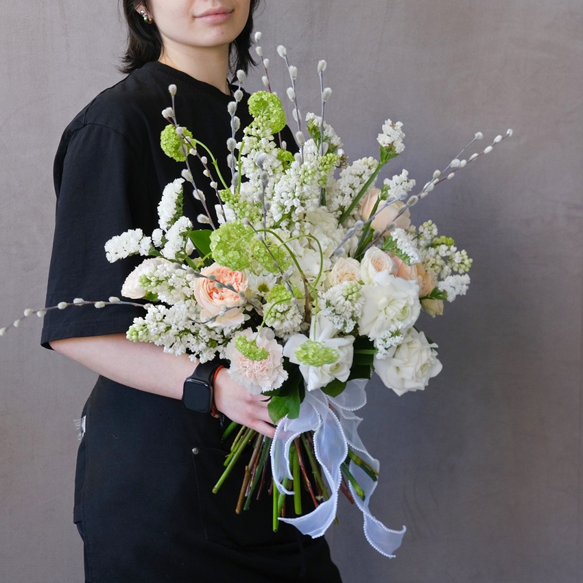 Букет на Пасху: Верба, ранункулюсы и белая сирень