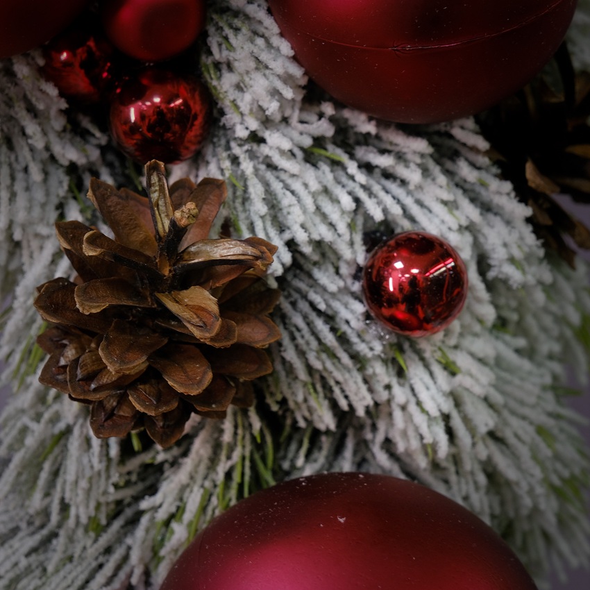 Новогодний венок с сувениром "Счастливый орешек" (искусственный)