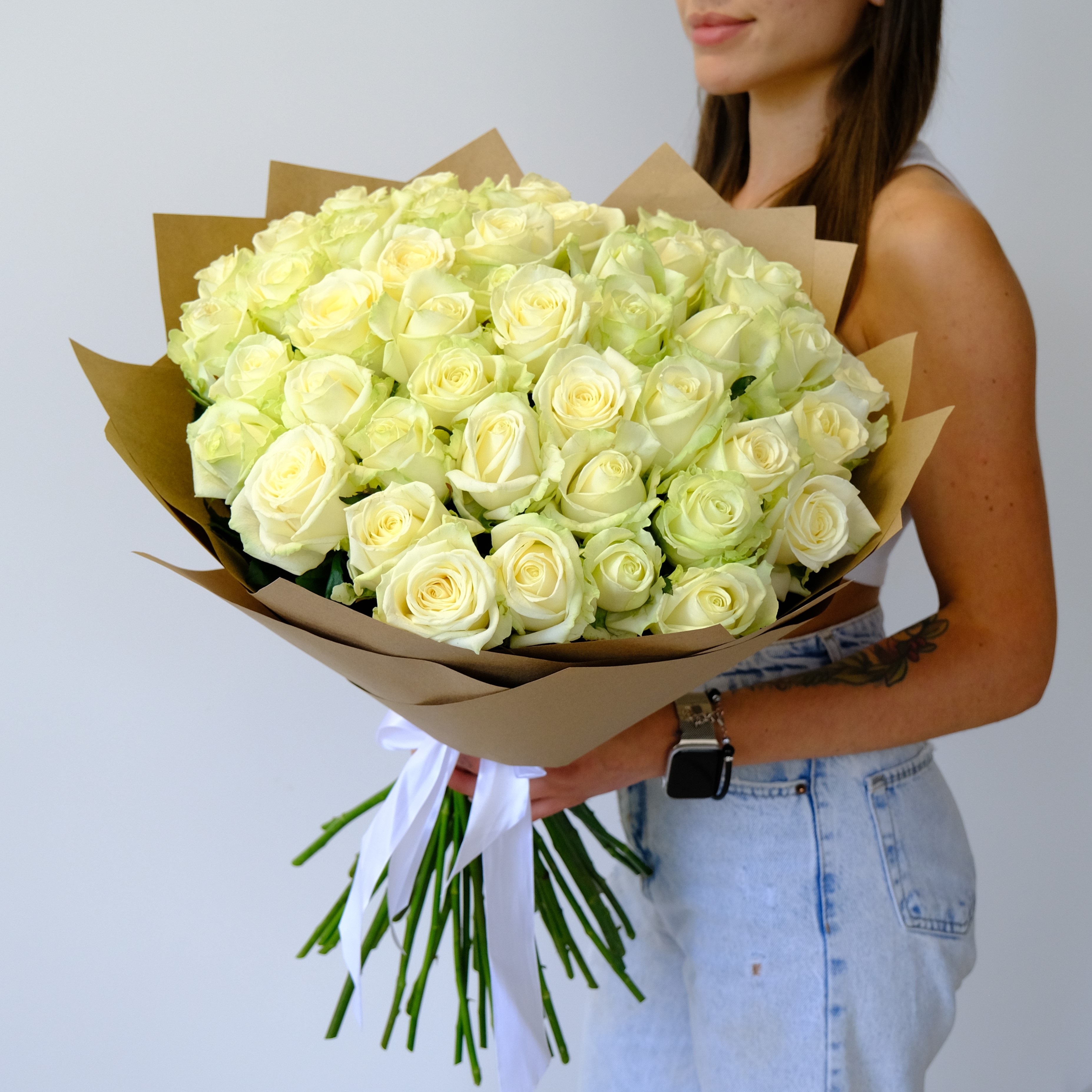 Белые розы Россия 60 см, 51 шт. Ваза в подарок!