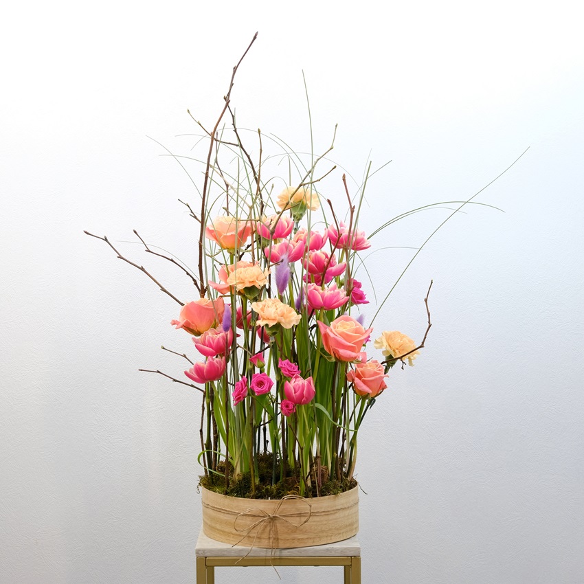 Тюльпаны и розы в композиции "Дом лесной феи"