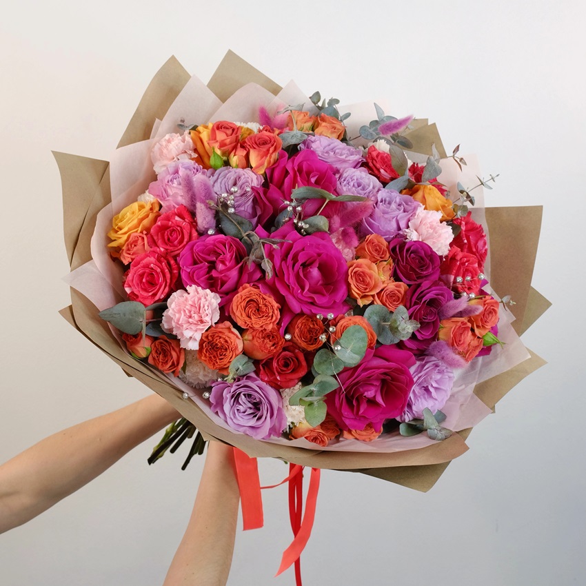 Розы в большом букете "Фейерверк чувств"