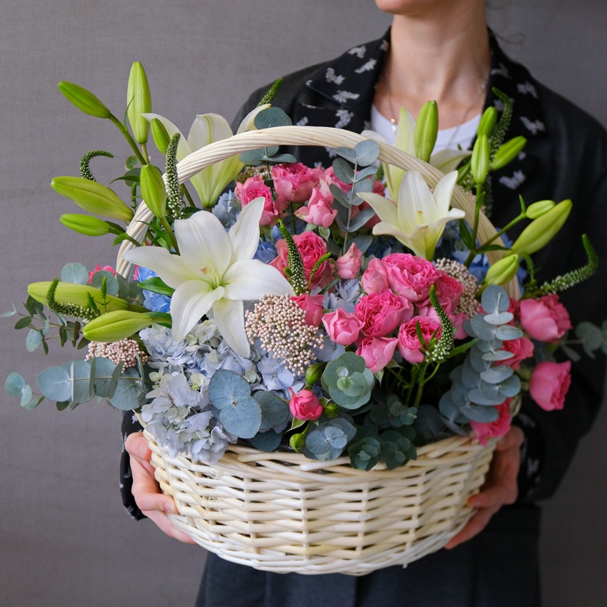 Голубая гортензия, кустовые розы и и лилия в корзине "Акварель"