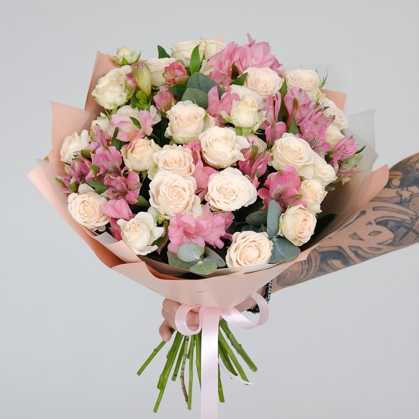Кустовые розы и альстромерия в милом букете "Сливочный Рассвет"