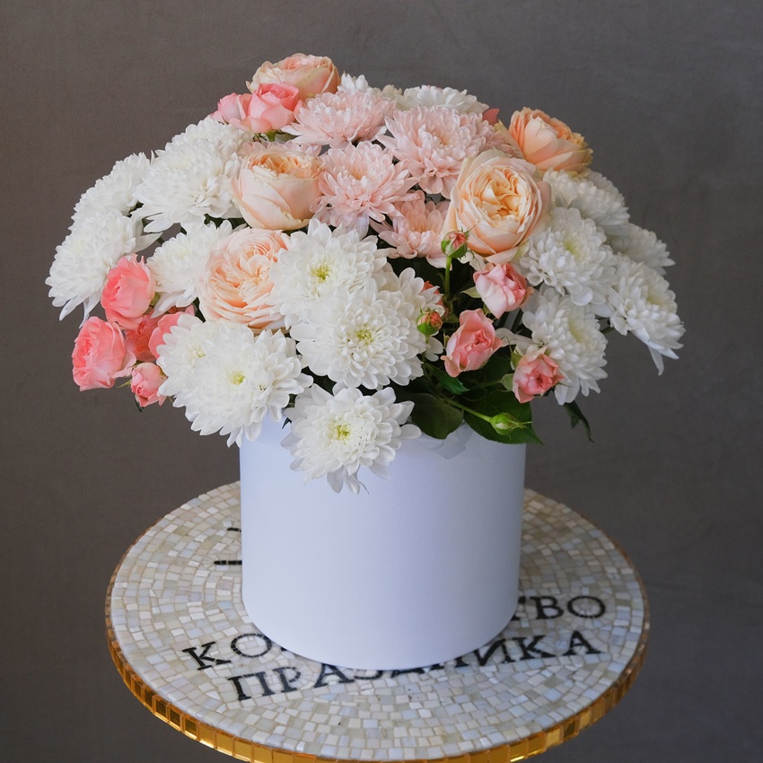 Нежные кустовые хризантемы и пионовидные розы в коробке «Сахарная вата»