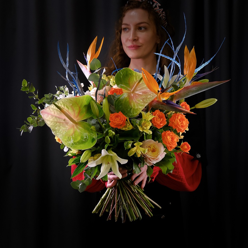 Авторский букет: антуриумы, стрелиция и розы в экзотическом букете "Лёд и пламя"
