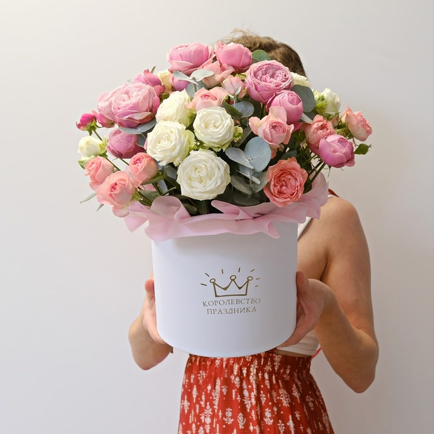 Кустовые пионовидные розы в коробке с эвкалиптом