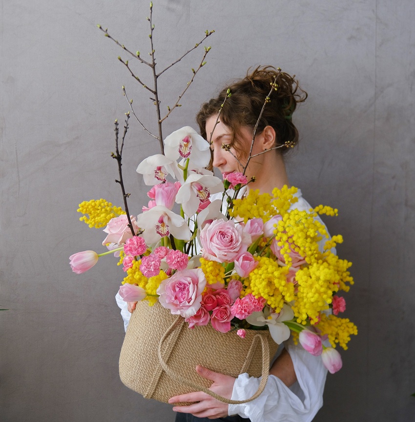 Орхидея Цимбидиум и пионовидные розы Охара в сумке ручной работы "Медовая орхидея"