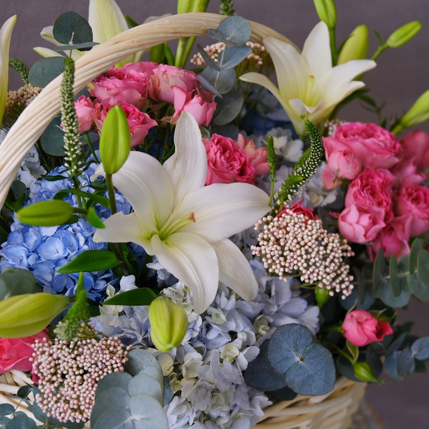 Голубая гортензия, кустовые розы и и лилия в корзине "Акварель"
