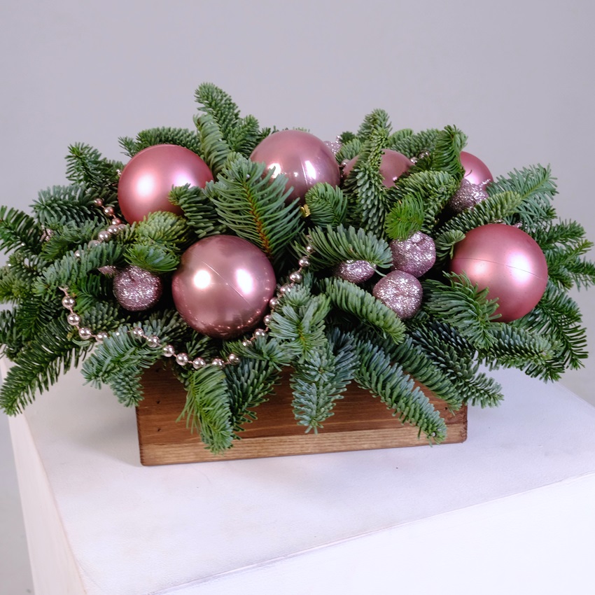 Композиция из нобилиса в деревянном ящичке "Зимнее мерцание"