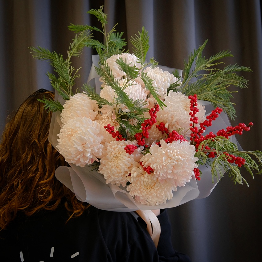 Нежные пудровые розовые хризантемы 11 штучек с мимозой и илексом