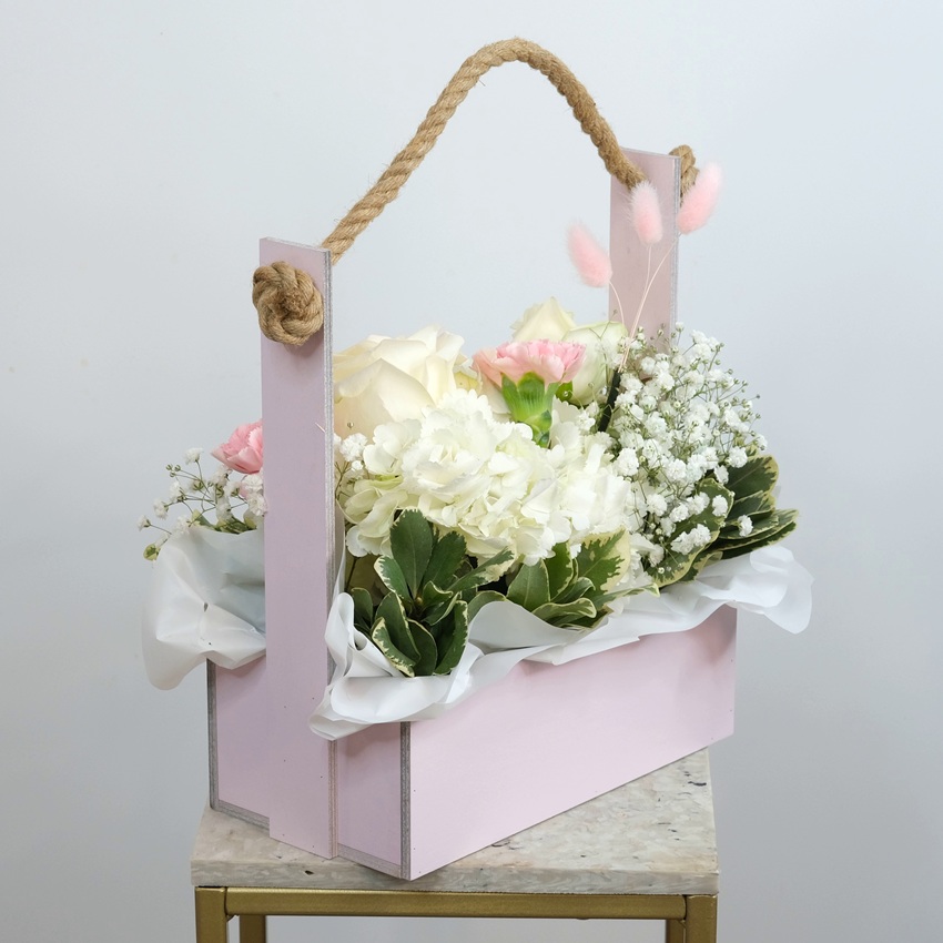 Гортензия и розы в ящичке «Нежность утренней росы»