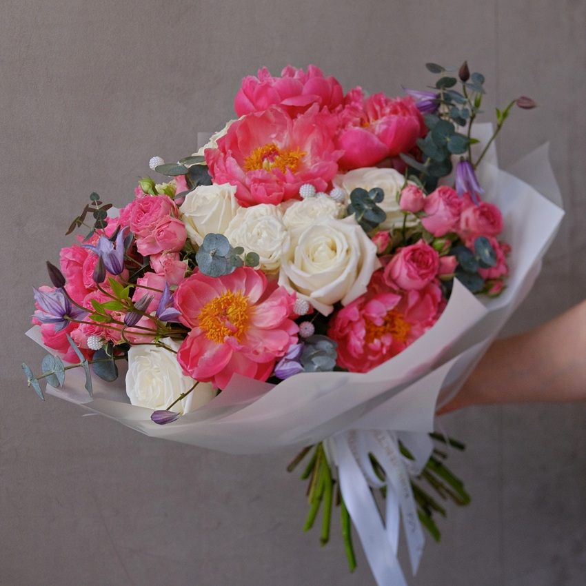 Коралловые пионы и белые розы в букете "Коралловая сказка"