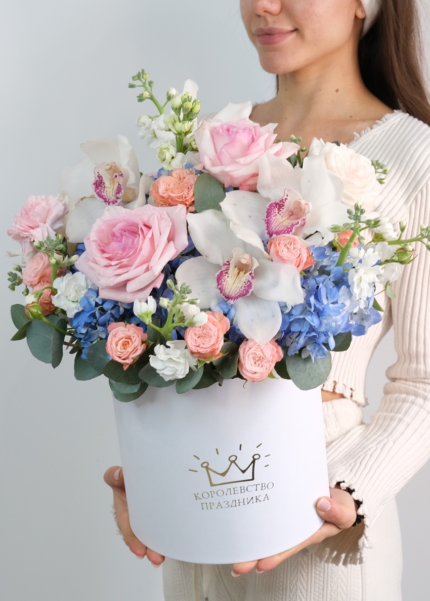 Голубая гортензия, орхидеи и розы в коробке "Мечта принцессы"