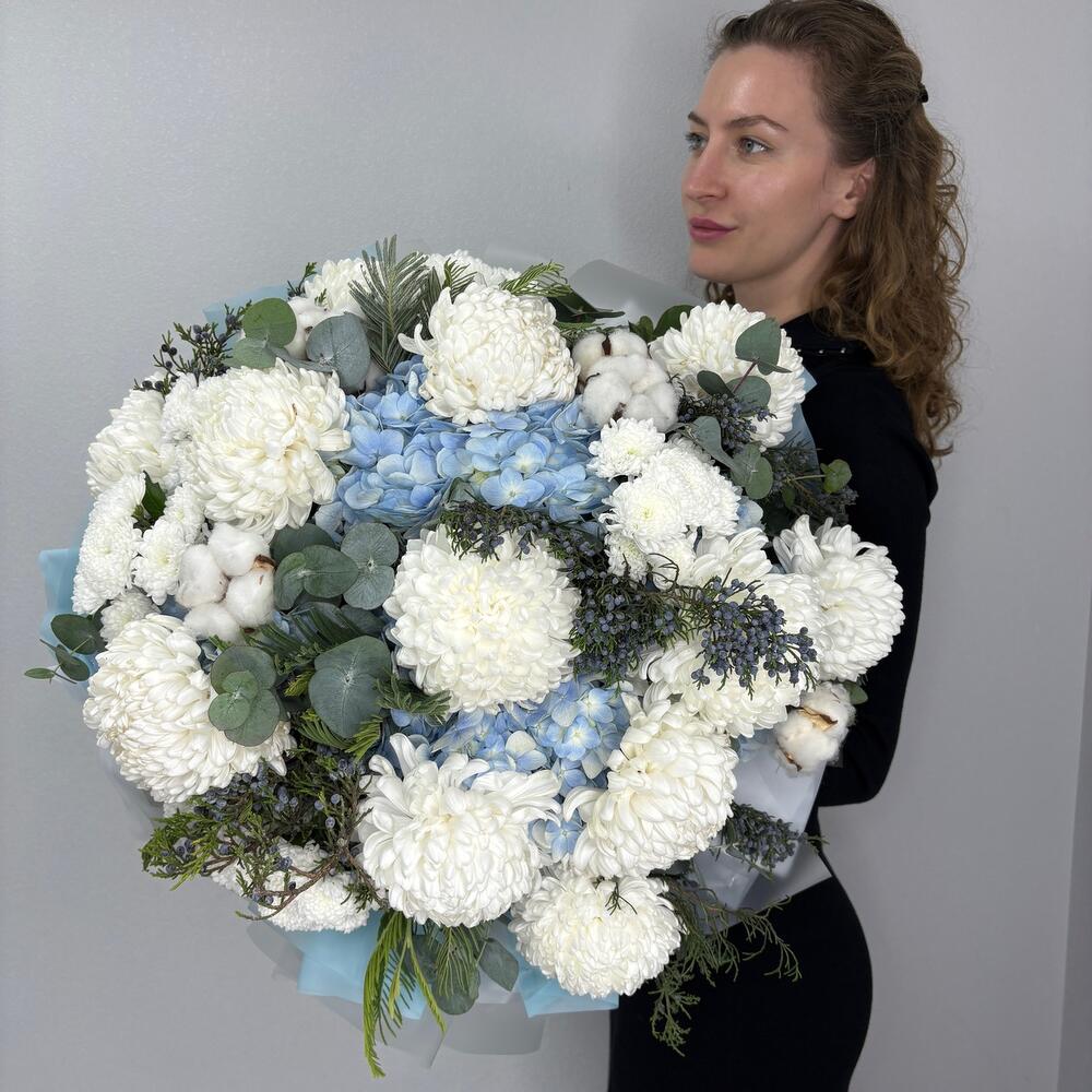 Белая хризантема и голубая гортензия в букете «Парящая нежность»