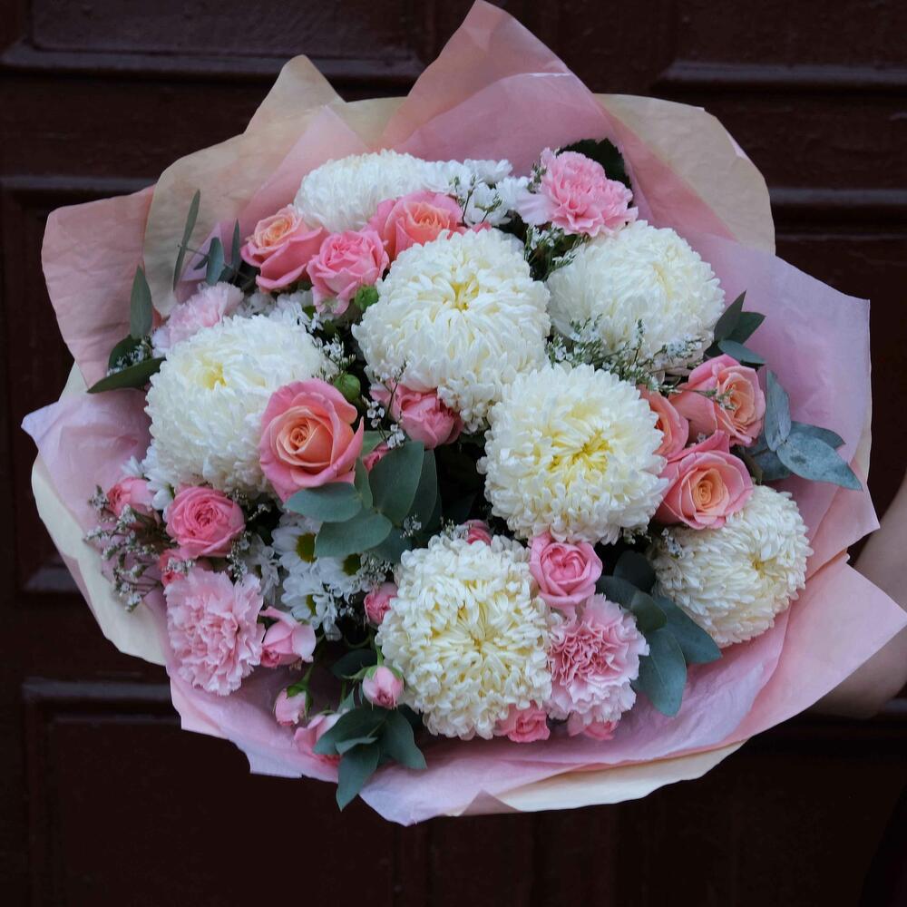 Хризантемы Фред и персиковые розы в букете "Контрабанда любви"
