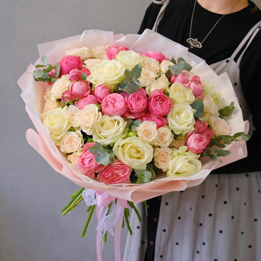 Кустовые и одноголовые розы в нежном букете "Rose Mix"