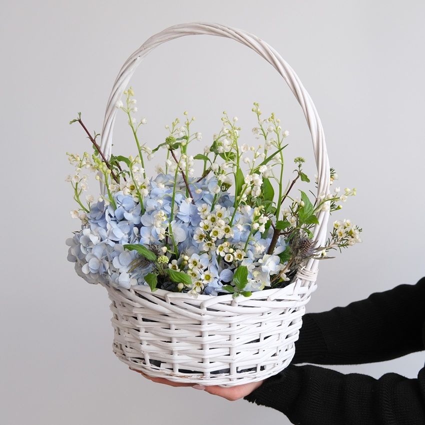 Ландыши и голубая гортензия в корзинке