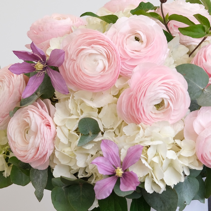 Белая гортензия и ранункулюсы в большой коробке