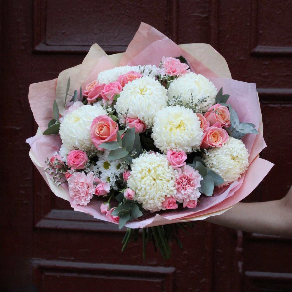 Хризантемы Фред и персиковые розы в букете "Контрабанда любви"