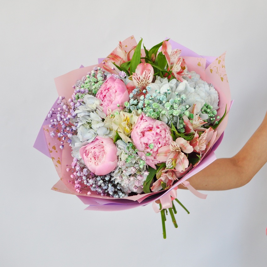 Голубая гортензия и пионы в букете «Летний вайб»