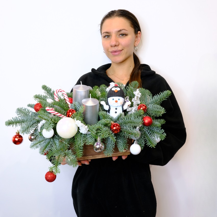 Новогодняя композиция из нобилиса со свечами и сувениром "Очаровательный снеговик"