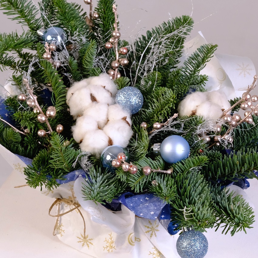 Новогодняя композиция в крафте: нобилис и хлопок