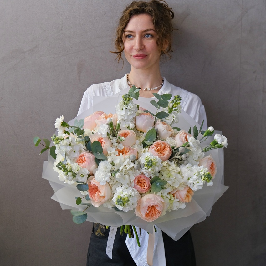 Ароматная маттиола и пионовидные розы Джульетта в букете "Миллион долларов"