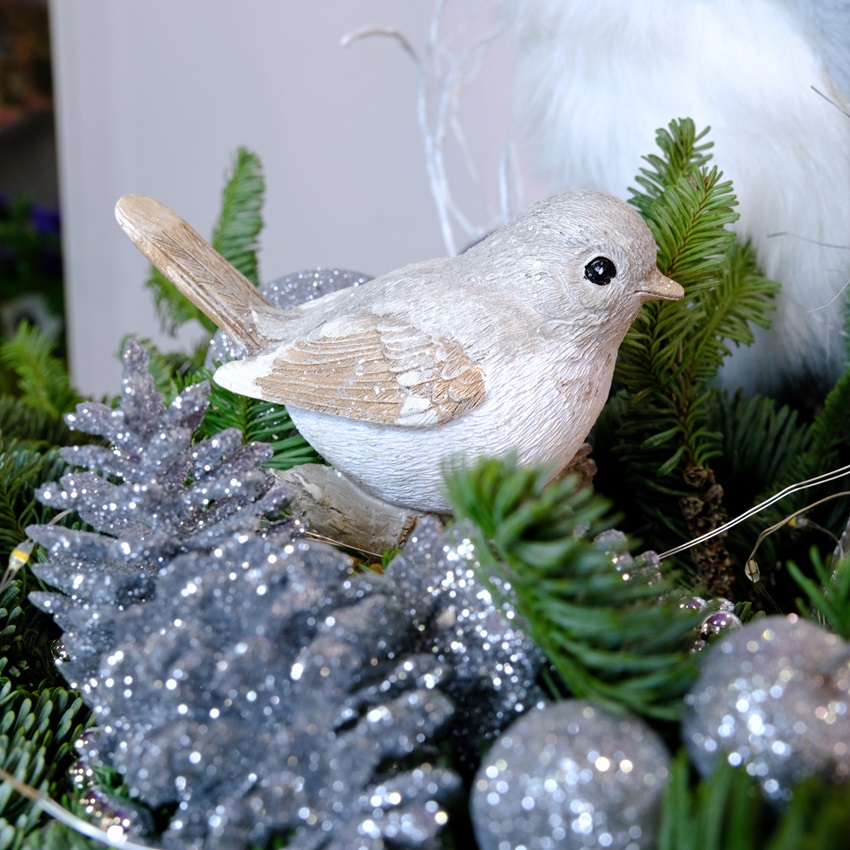 Новогодняя композиция из нобилиса с декором и сувенирами «Совиные сны»