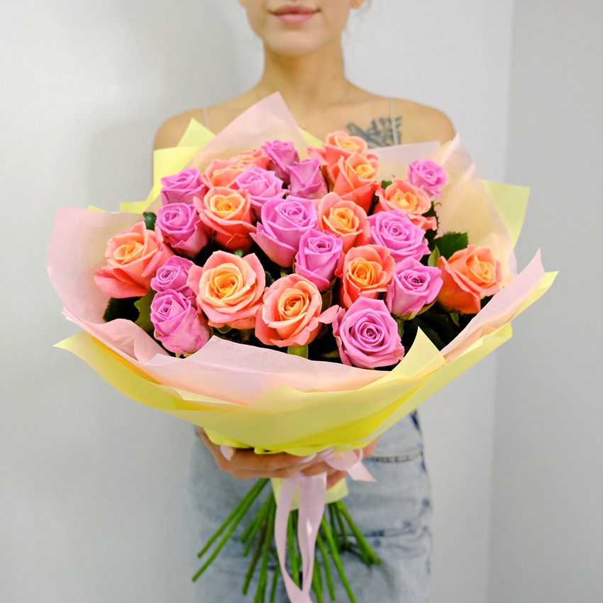 Персиковые и розовые розы 60 см, 25 штучек "Волшебный микс"