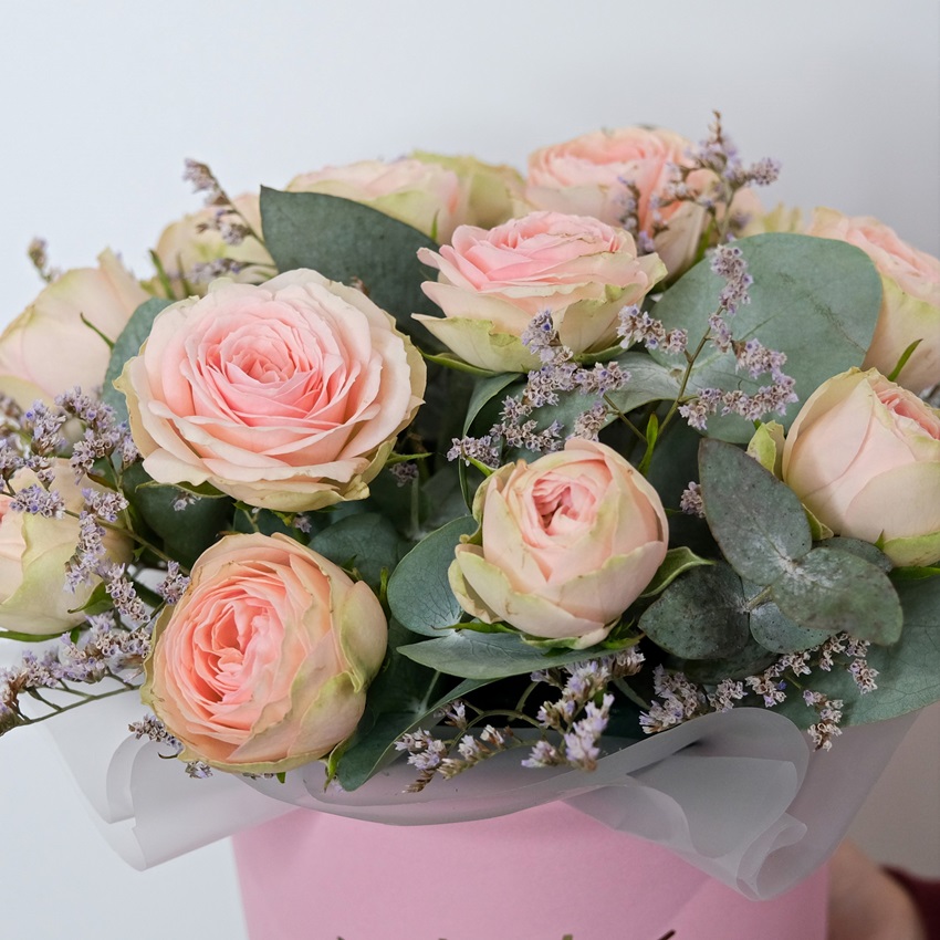 Кустовые розы в коробочке с эвкалиптом "Кэти"