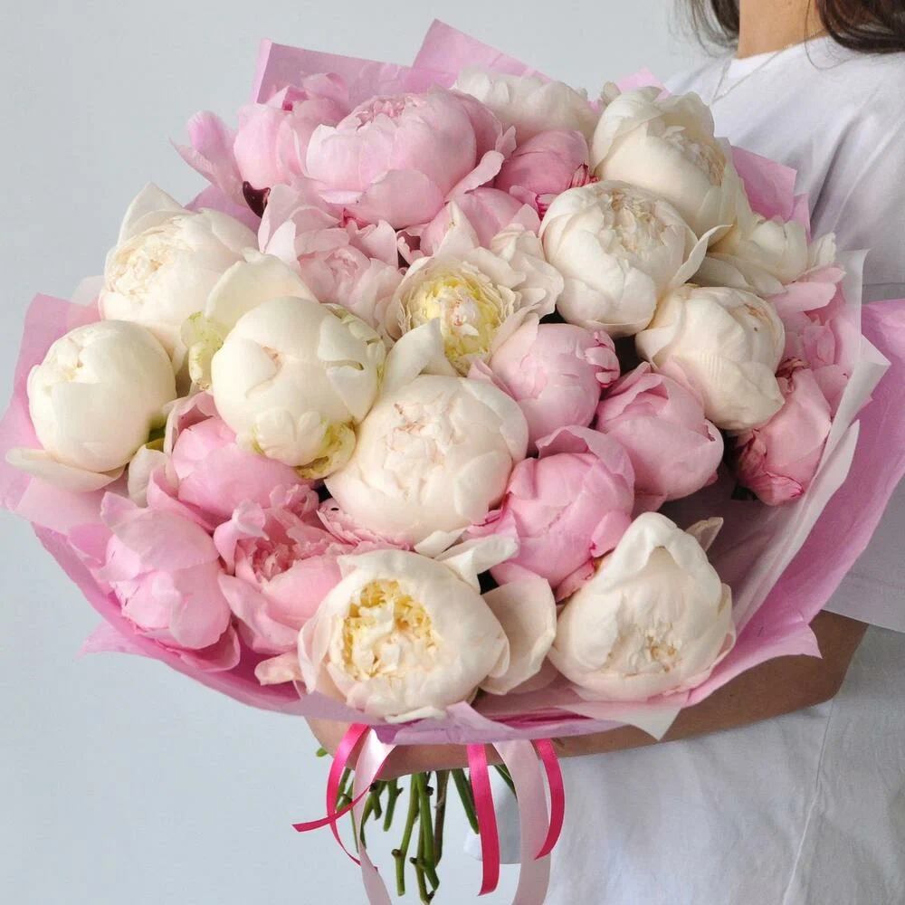 Крупные и ароматные пионы, 25 штучек с вазой