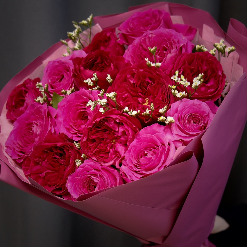 Красные пионовидные розы, 15 штучек (Английские розы Дэвида Остина)