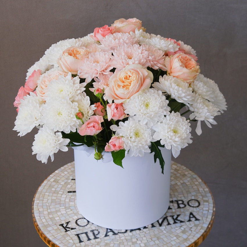 Нежные кустовые хризантемы и пионовидные розы в коробке «Сахарная вата»