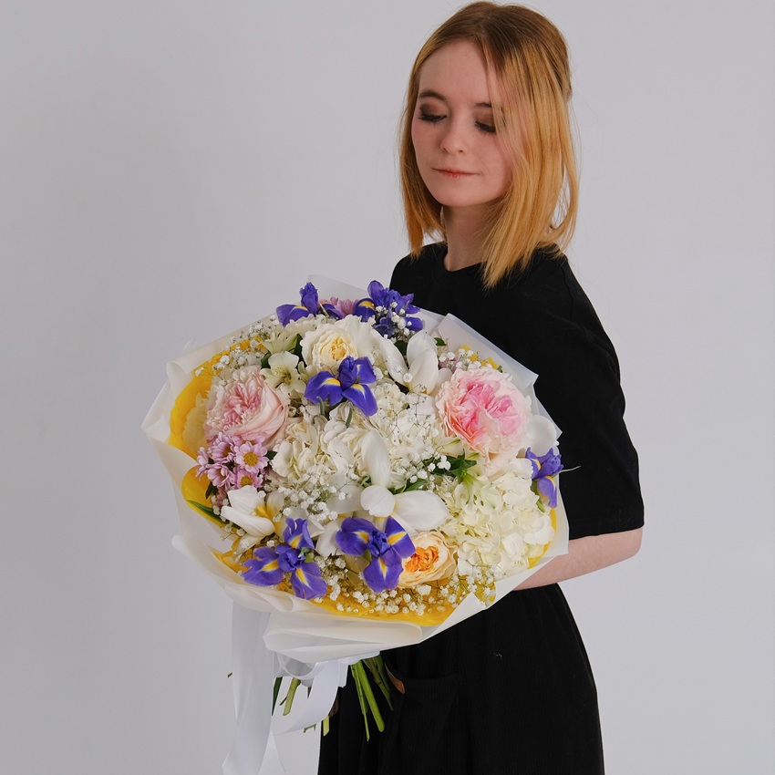 "Дофаминовый букет": ирисы, тюльпаны, гипсофила и гортензии