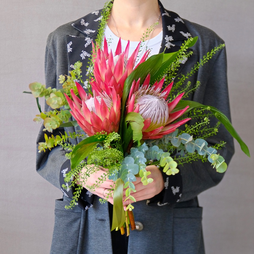 Протея в интерьерном букете "Королева пустыни"