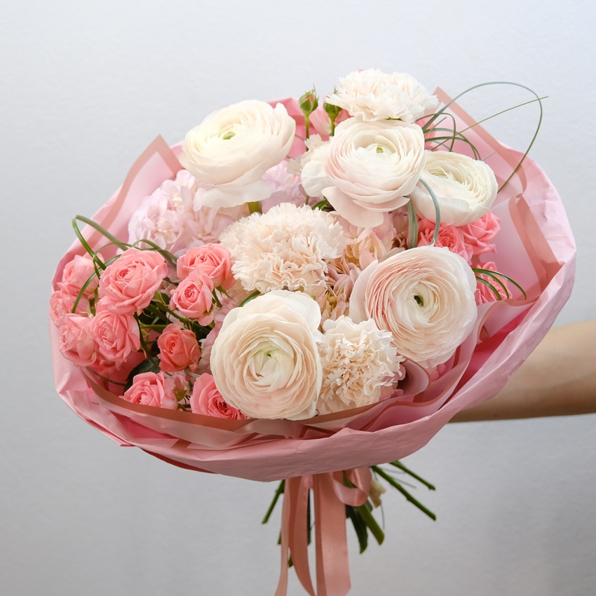 Ранункулюсы и розовые гортензии в букете "Дива"