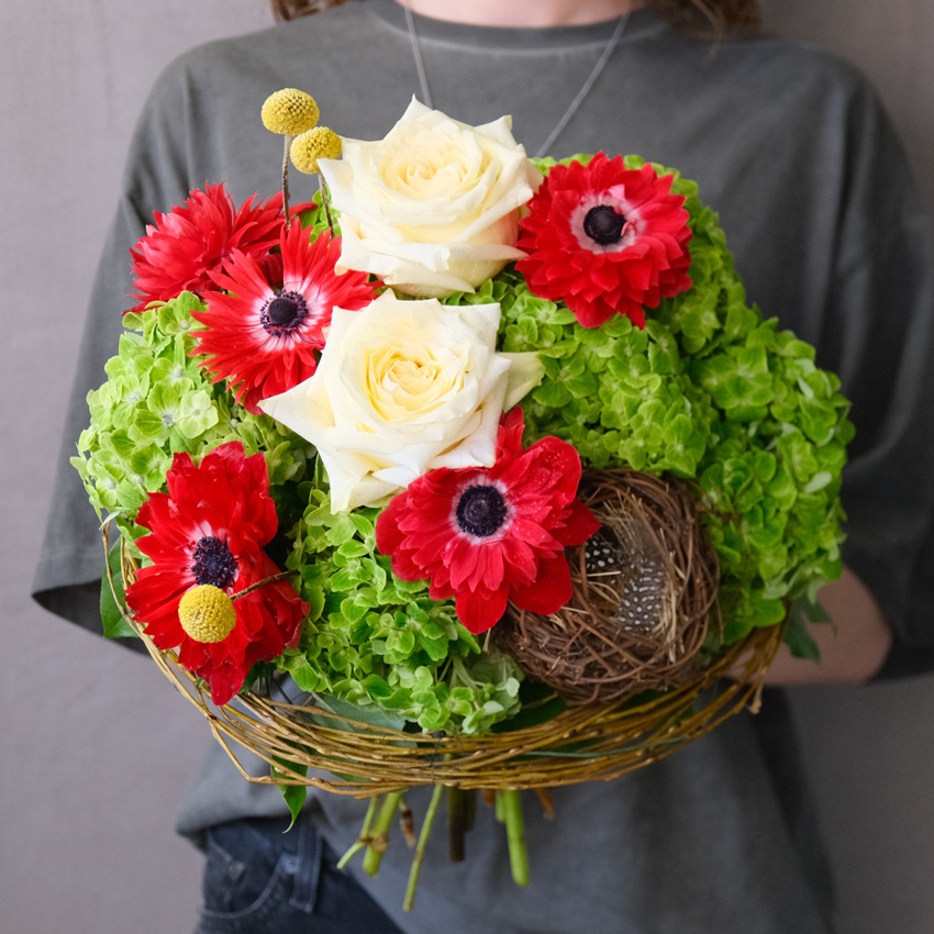 Гортензия и красные анемоны в букете на Пасху с декором