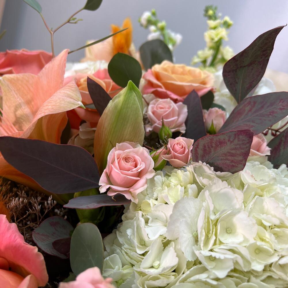 Огромный букет! Амариллисы и персиковые розы в букете "Абрикосовый рай"