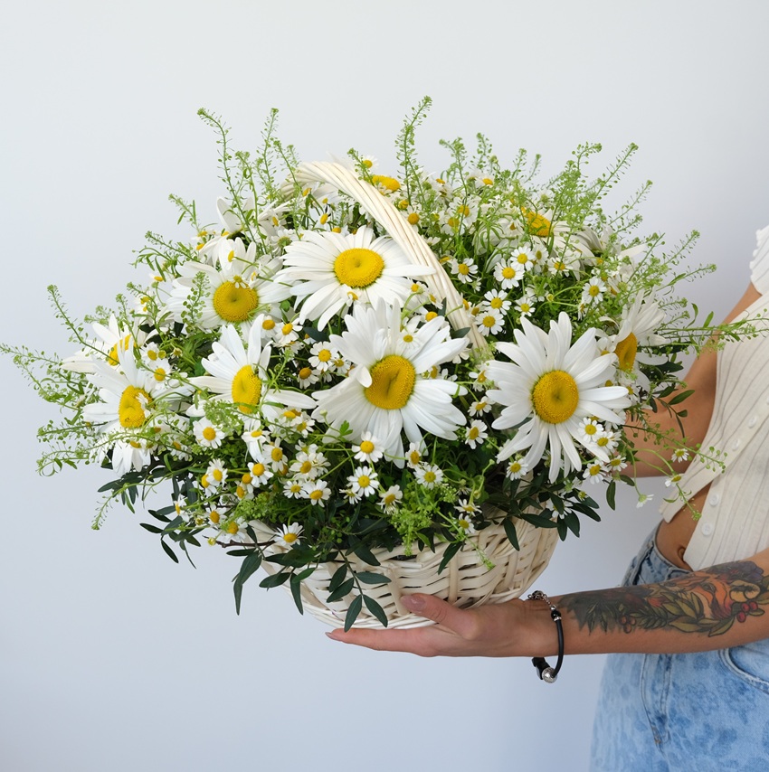 Охапка ромашек: ромашки в корзине "Солнечное обаяние"