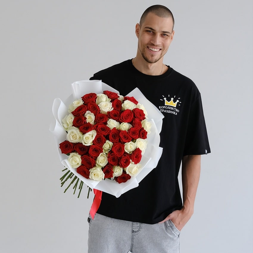 Красные и белые розы 60 см, 51 шт. Ваза в подарок!
