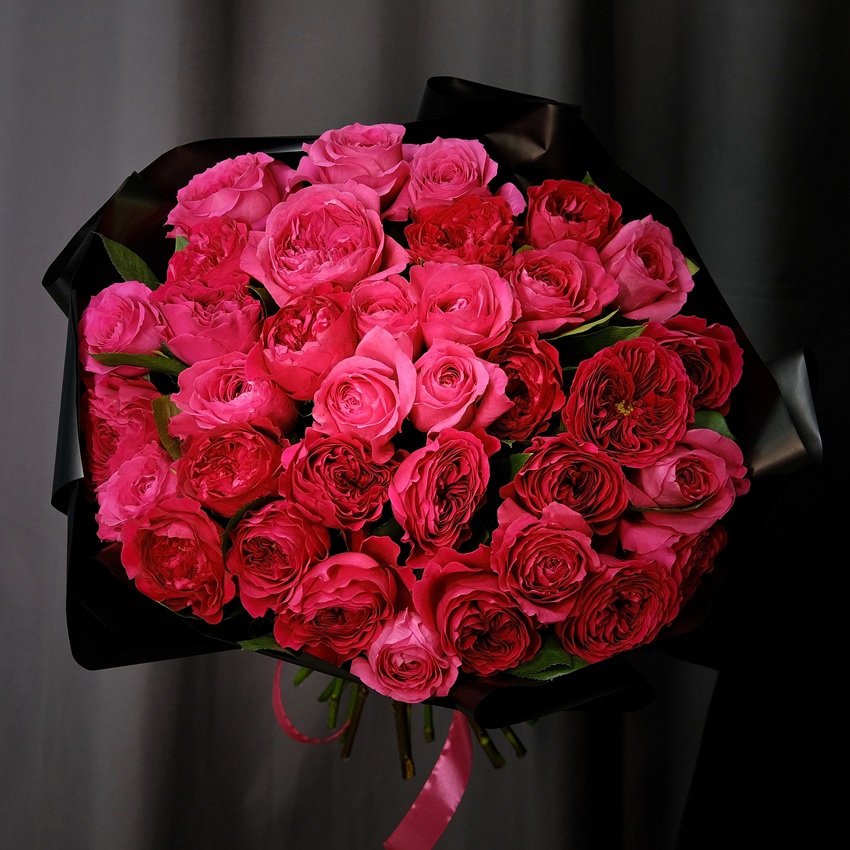 Красные пионовидные розы, 35 штучек в букете "Казанова"