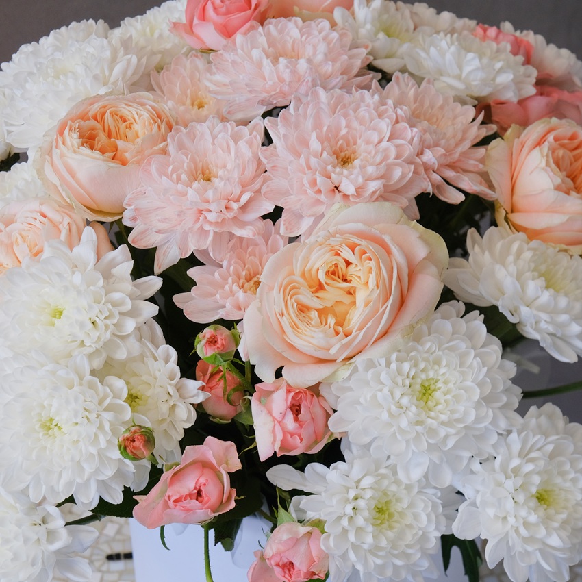 Нежные кустовые хризантемы и пионовидные розы в коробке «Сахарная вата»